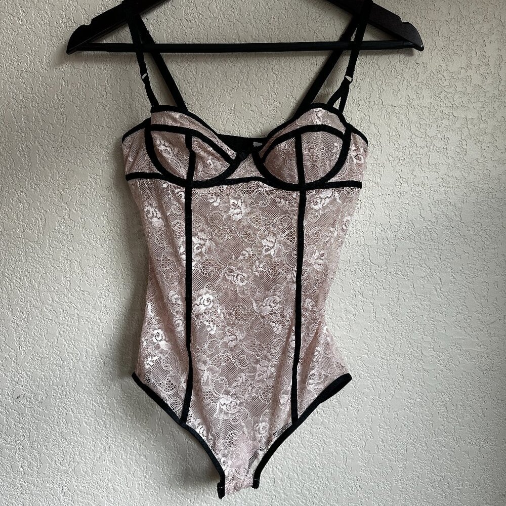 Gilligan & O’Malley Pale Pink Lace and Black Trim Structured Bodysuit
